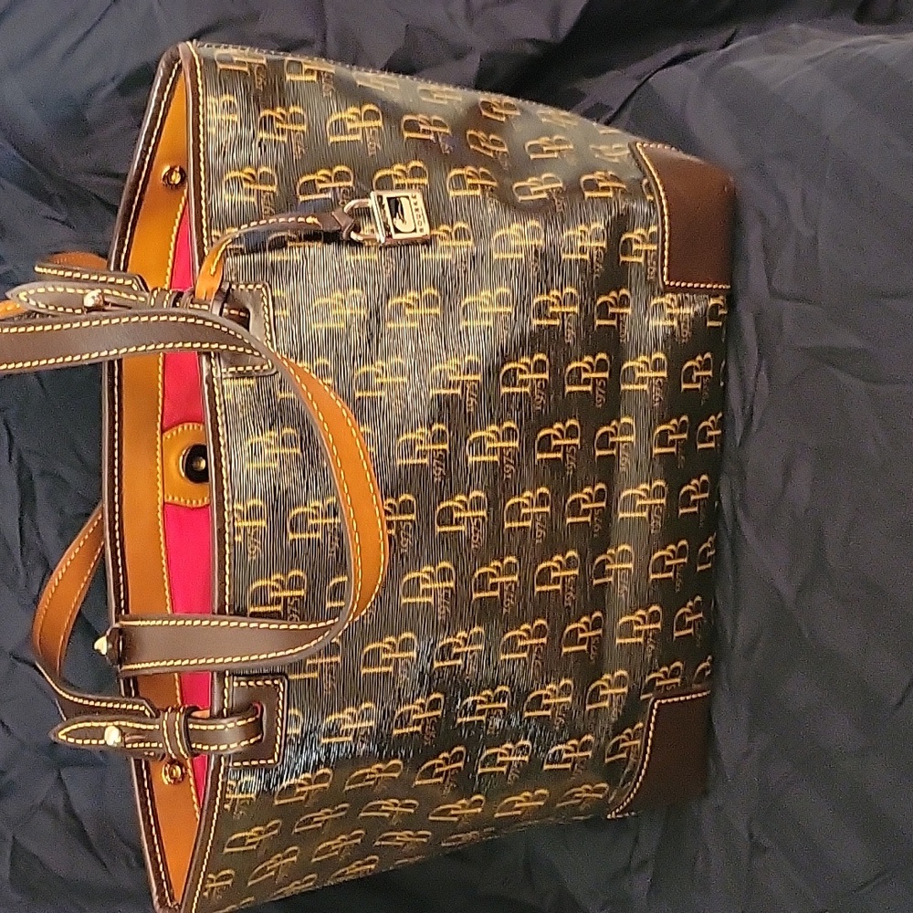 Vintage Dooney & Bourke tote with matching zipper around wallet